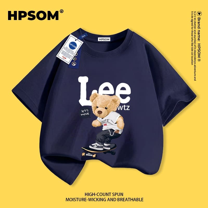 【จัดส่งภายในหนึ่งวันในกรุงเทพฯ】 เสื้อยืดแขนสั้นสีน้ำเงินเข้มสำหรับเด็ก ผ้าฝ้ายแท้ ระบายอากาศดี สวมใส่สบาย เหมาะสำหรับทั้งเด็กชายและเด็กหญิง ลายหมีน้อยเล่นสเก็ตบอร์ด