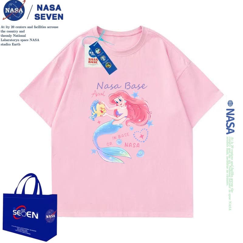 NASA 2025 สินค้าใหม่! เสื้อยืดแขนสั้นสำหรับเด็ก 100-160  สบายและนุ่ม แฟชั่นการ์ตูนน่ารักดูดซับผ้าผ้านุ่มสไตล์เกาหลี นางเงือก